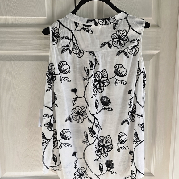NWT Kindred Sleeveless Black and White Embroidered Floral V-Neck Blouse 3X - Picture 11 of 12